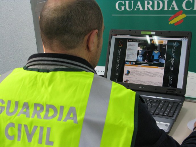 Guardia Civil investigando delitos informáticos