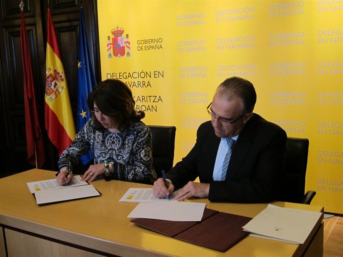 La delegada del Gobierno y el alcalde de Pamplona firmando el convenio