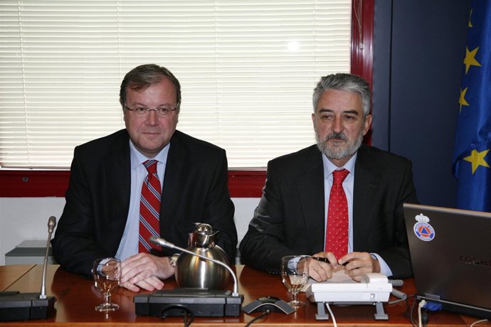 El consejero Antonio Silván, junto al director general de Protección Civil