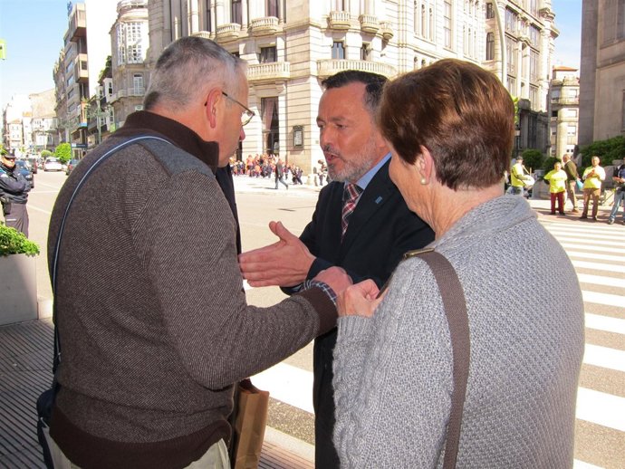 Dos afectados por preferentes abordan al conselleiro de Medio Ambiente en Vigo