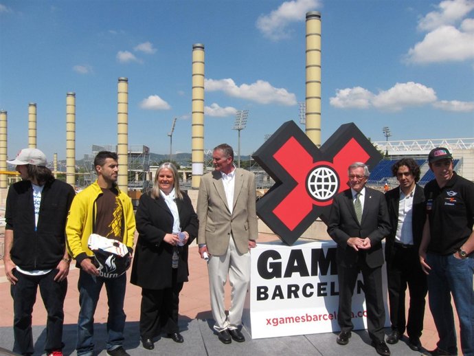 Trias y Fandos junto a organizadores y deportistas de los X-Games