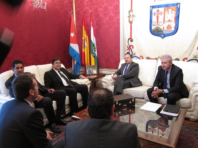 Sanz y Del Río, con los representantes cubanos y de las empresas riojanas