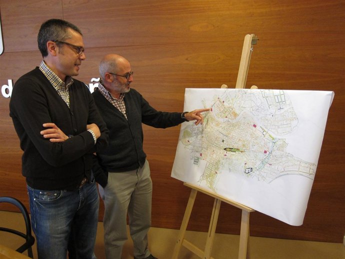 Sáez Rojo y Ruiz Tutor, con el mapa de solares para desbrozar