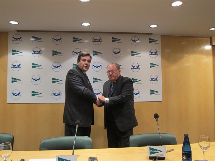 Galdós y Tomás tras la firma del convenio.