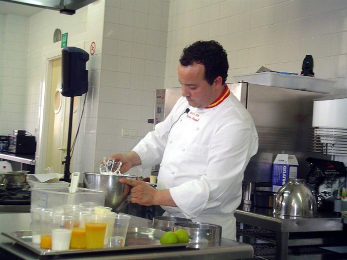 Un Trabajador Del Sector De La Hostelería