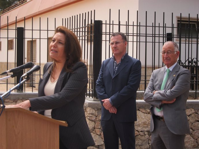 Carmen Crespo, el alcalde de Alhama y el presidente de la Diputación