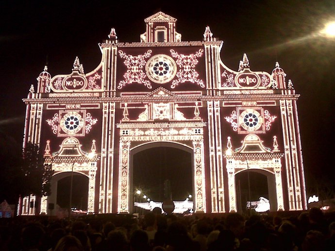 Alumbrado De La Portada De La Feria De Sevilla