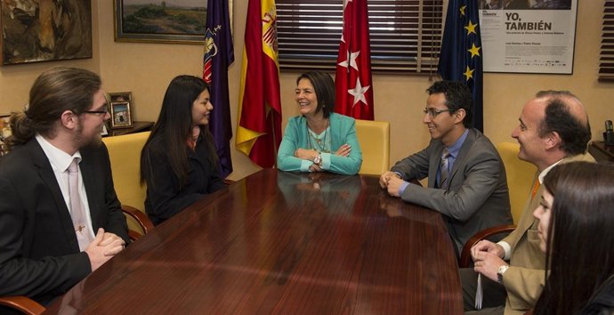 La alcaldesa con un grupo de alumnos
