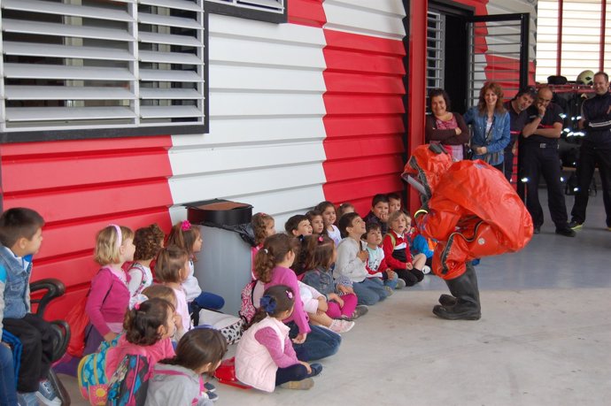 Visitas de escolares al parque de bomberos alcalareño. 