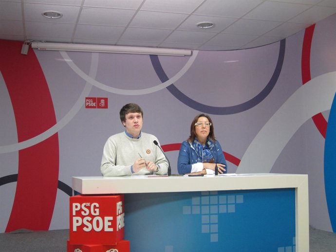 Aitor Bouza y Carmen Gallego presentan una iniciativa del PSdeG ante la prensa