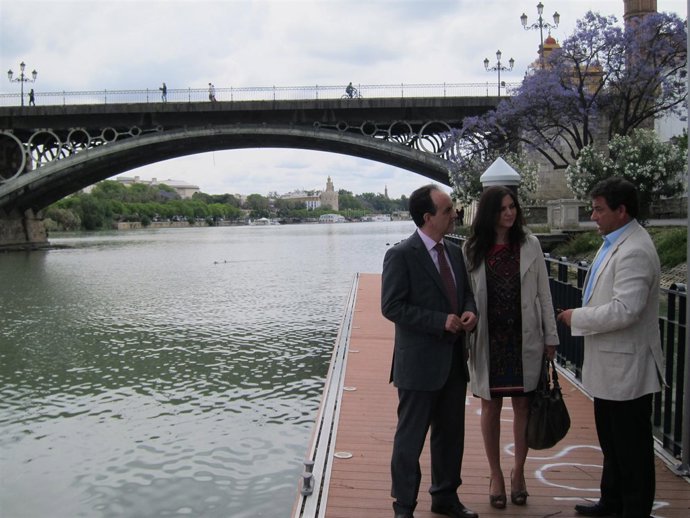 El consejero de Turismo, la delegada en Sevilla y el gerente del Plan Turístico