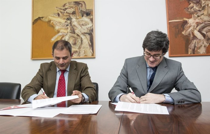 Sáenz de Miera e Iribas firman el convenio.