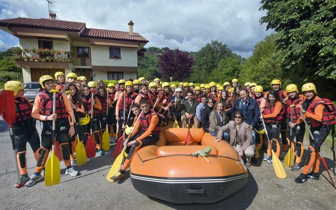 Alli visita a los participanets de la Campaña de Actividades de la Naturaleza.