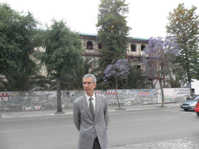 Francisco Jiménez ante la Casa Surga.