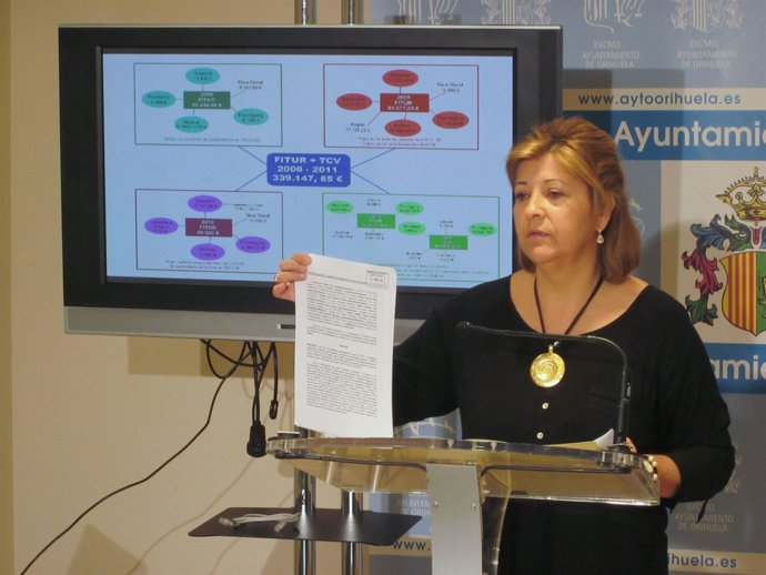 Antonia Moreno muestra la denuncia presentada en Fiscalía