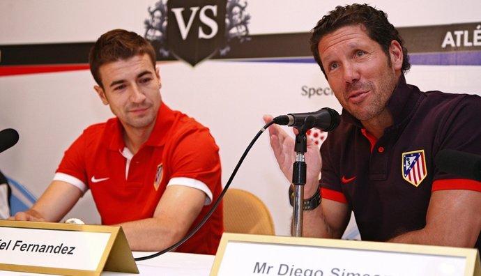 El entrenador Diego Simeone y el jugador Gabi del Atlético de Madrid en Singapur