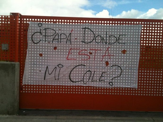 Pancarta de protesta en el colegio Teresa de Calcuta