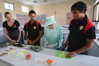 La Reina Isabel II busca cocinero por 27.000 euros anuales