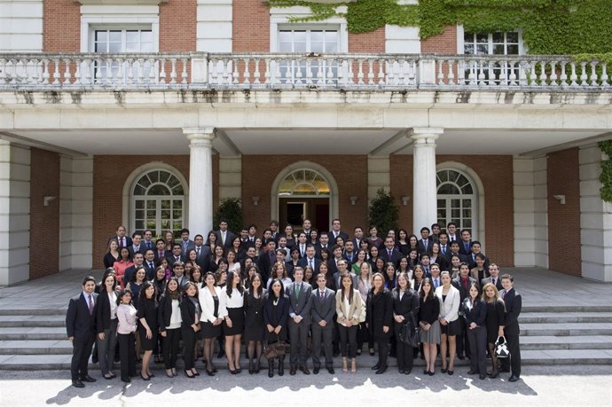 Mariano Rajoy recibe a estudiantes de la Fundación Carolina