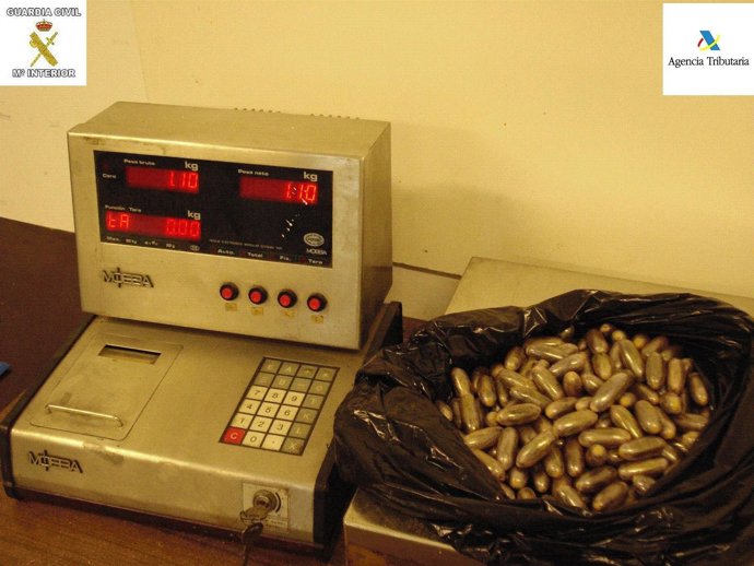 Bellotas de hachís hallado en el estómago de un marroquí