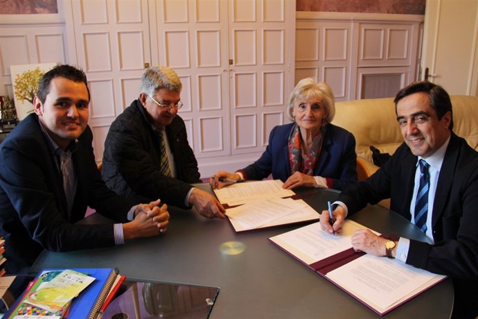Convenio entre el Ayuntamiento de Torrelavega y AMAT