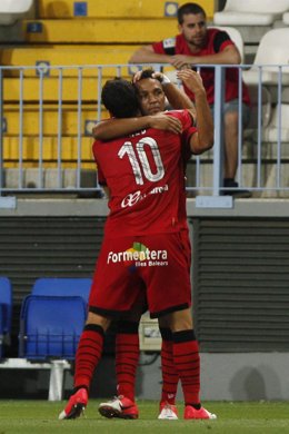 Los jugadores del Mallorca Tomer Hemed y Nsue