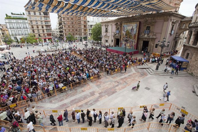 Colas para un besamano de la Virgen, en imagen de archivo