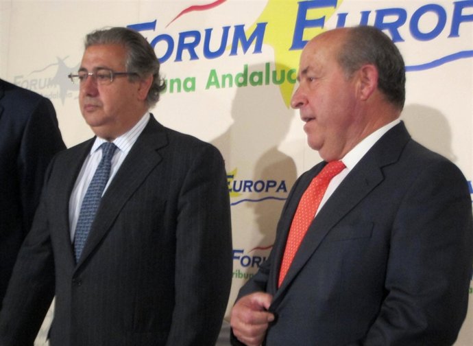 Juan Ignacio Zoido y José Torres Hurtado en un desayuno informativo