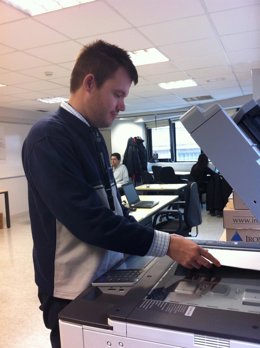 Trabajador con discapacidad intelectual realizando trabajos de digitalización do