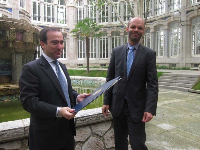 Carabante con un miembro de una delegación de la República Checa