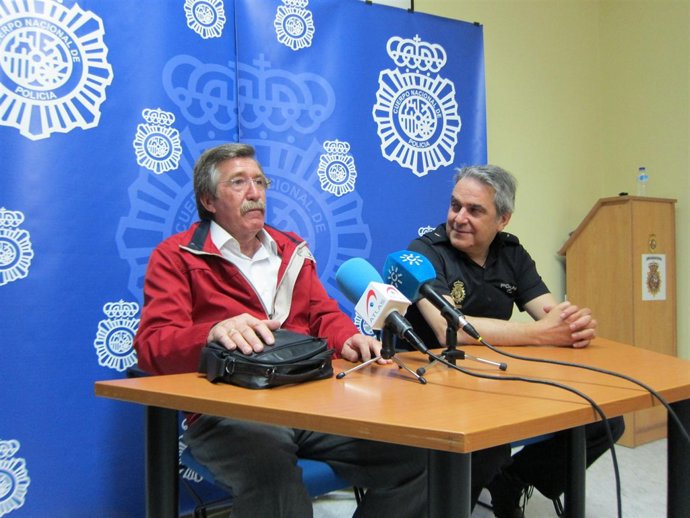 El policía junto al portavoz de la Policía en Jaén hoy