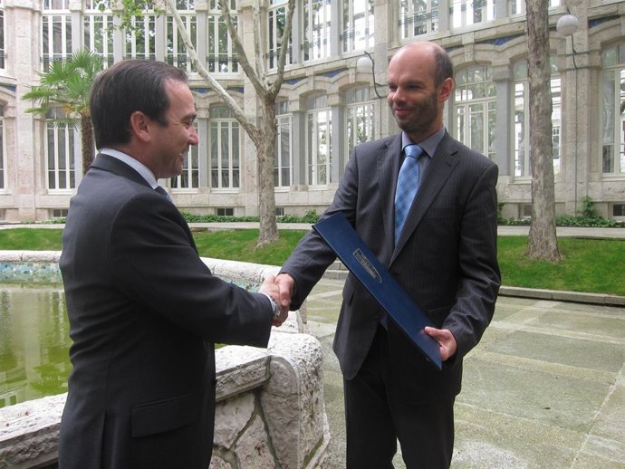 Borja Carabante con un representante de la delegación Checa