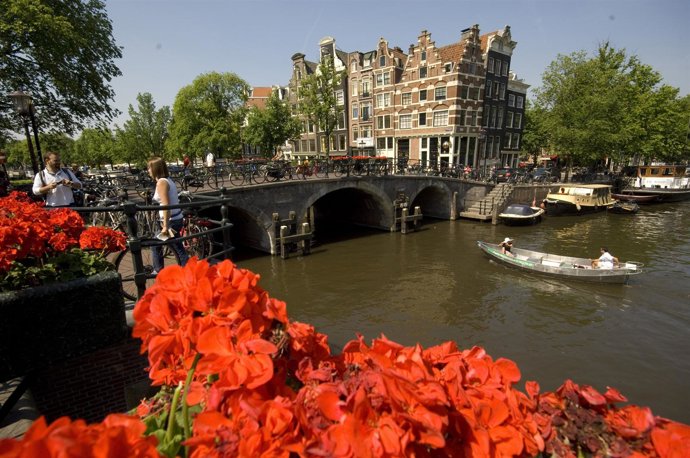 Amsterdamera doa asteazkenean Bizkaiko Aldundia