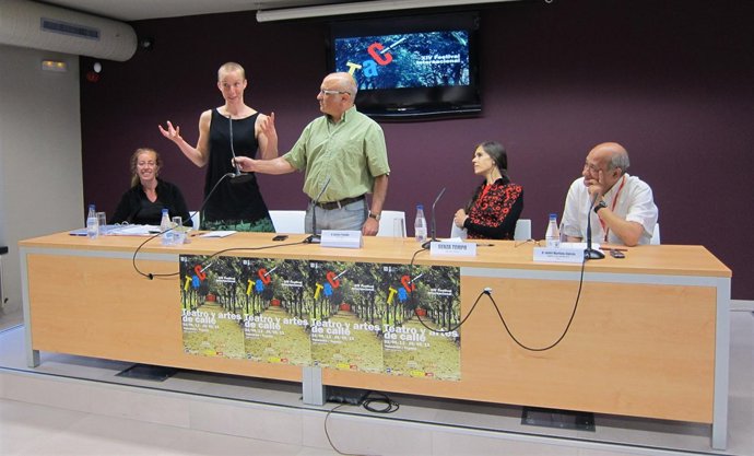 Lina, de Mimbre, se dirige a los periodistas durante la rueda de prensa del TAC