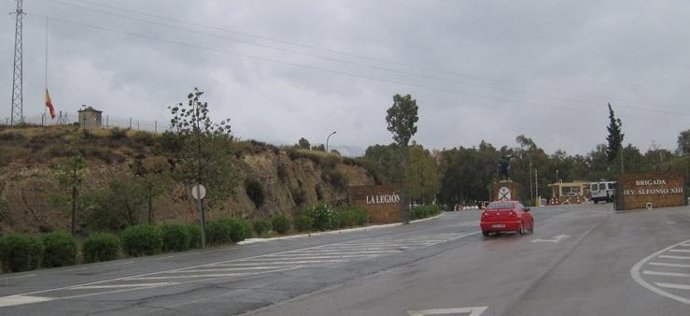 La bandera española ondea a media asta en la base de Viator