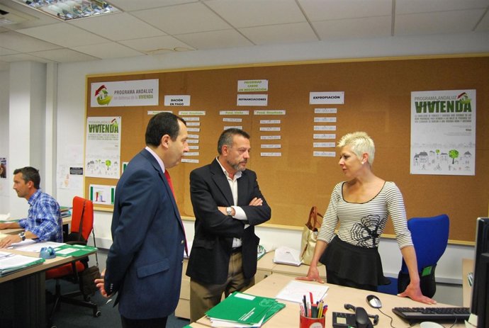 Ruiz Espejo y García Peláez visitan la Oficina de Vivienda de la Junta