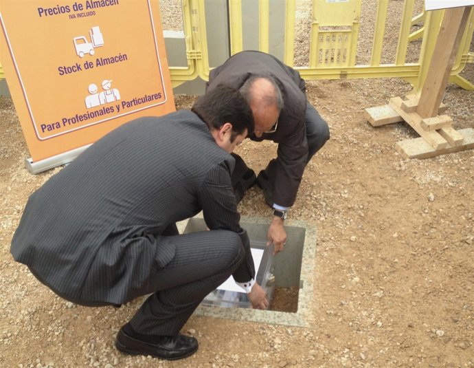 Colocación simbólica de la primera piedra del almacén de Bricomart