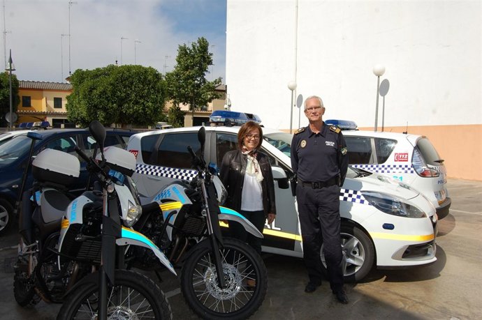 La delegada de Gobernación entregó el equipo a la Policía Local. 