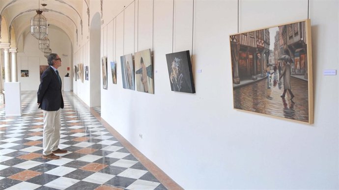 Pineda observa algunos cuadros de la exposición