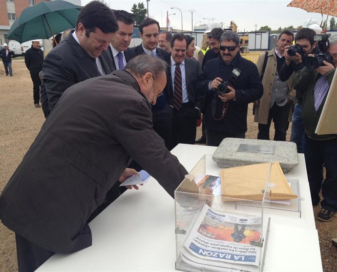 León de la Riva, en el acto de colocación de la primera piedra de Bricomart