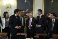 Montoro dice a los ayuntamientos que no bajará el sueldo de sus empleados, pero los Presupuestos podrán limitar subidas