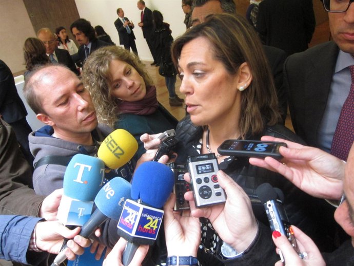 Milagros Marcos atiende a los  medios en Salamanca