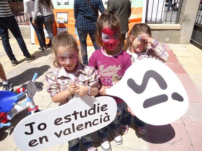 Escolares con carteles a favor de la enseñanza en valenciano