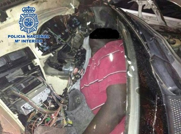 UNO DE LOS INMIGRANTES OCULTO EN EL DOBLE FONDO DEL SALPICADERO DE UN COCHE