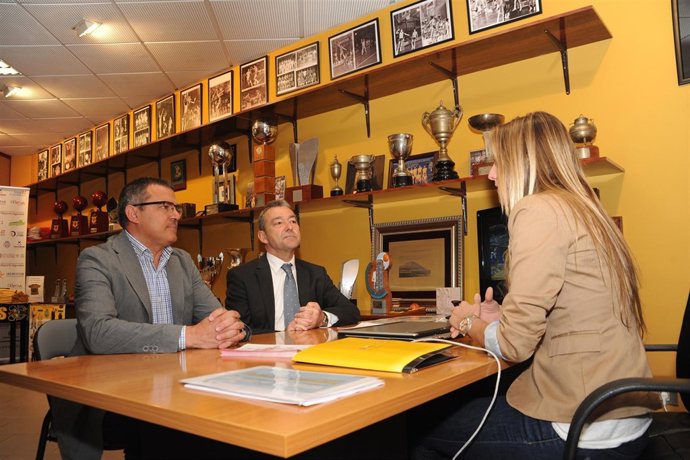 Rivero (d), en la compra de acciones