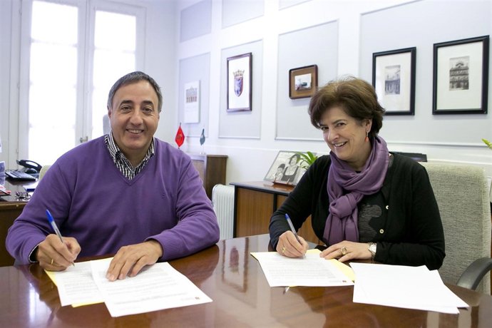 Alfonso Arana y Ana Lezcano en la firma del convenio