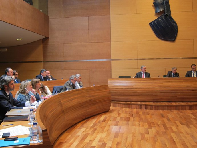 Rus junto a algunos diputados del PP en el pleno de este martes