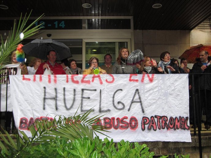Protesta de los trabajadores de limpieza de centros sanitarios en Aragón