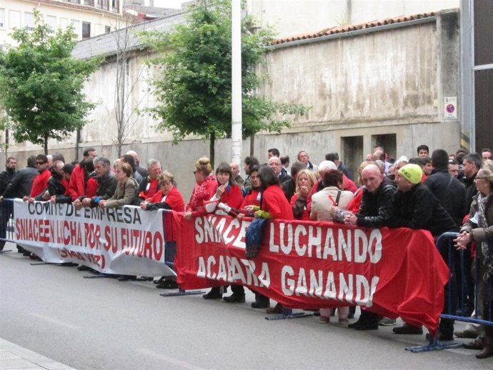 Trabajadores de Sniace protesta ante el Parlamento 