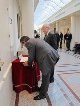 Senadores firmando en el libro de condolencias de la senadora Burró